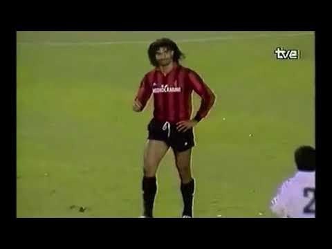 Real Madrid vs AC Milan 1989 Semi final look at this offside